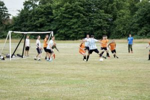 Erste Minute: Nach einem Foul vor dem Globes-Tor hat Max Kroll die erste Chance und zieht ab.