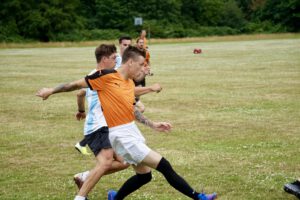 Typischer Zweikampf. David Beschomer (vorne) behauptet sich gegen Joe Hamma.