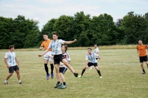 Tom Schmitz und David Beschomer im Luftduell.