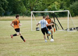 Carlo Schmitz zieht ab, Thomas Steinbeck schirmt ab.